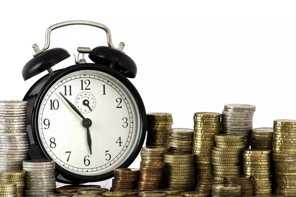 Xtime is money concept alarm clock and lots of euro coins fkoftjA .jpg.pagespeed.ic .nPfsbowTlj